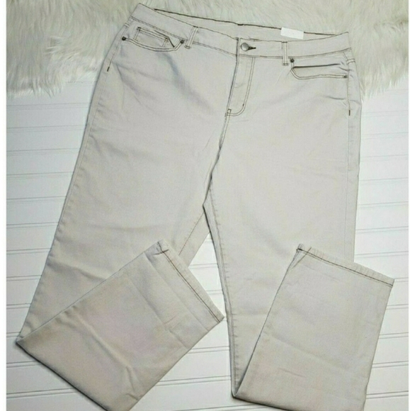 NWT! MID RISE GIRLFRIEND BOYFRIEND SLOUCHY LOOSE JEANS WHITE SIZE 6 MOM - Picture 1 of 7